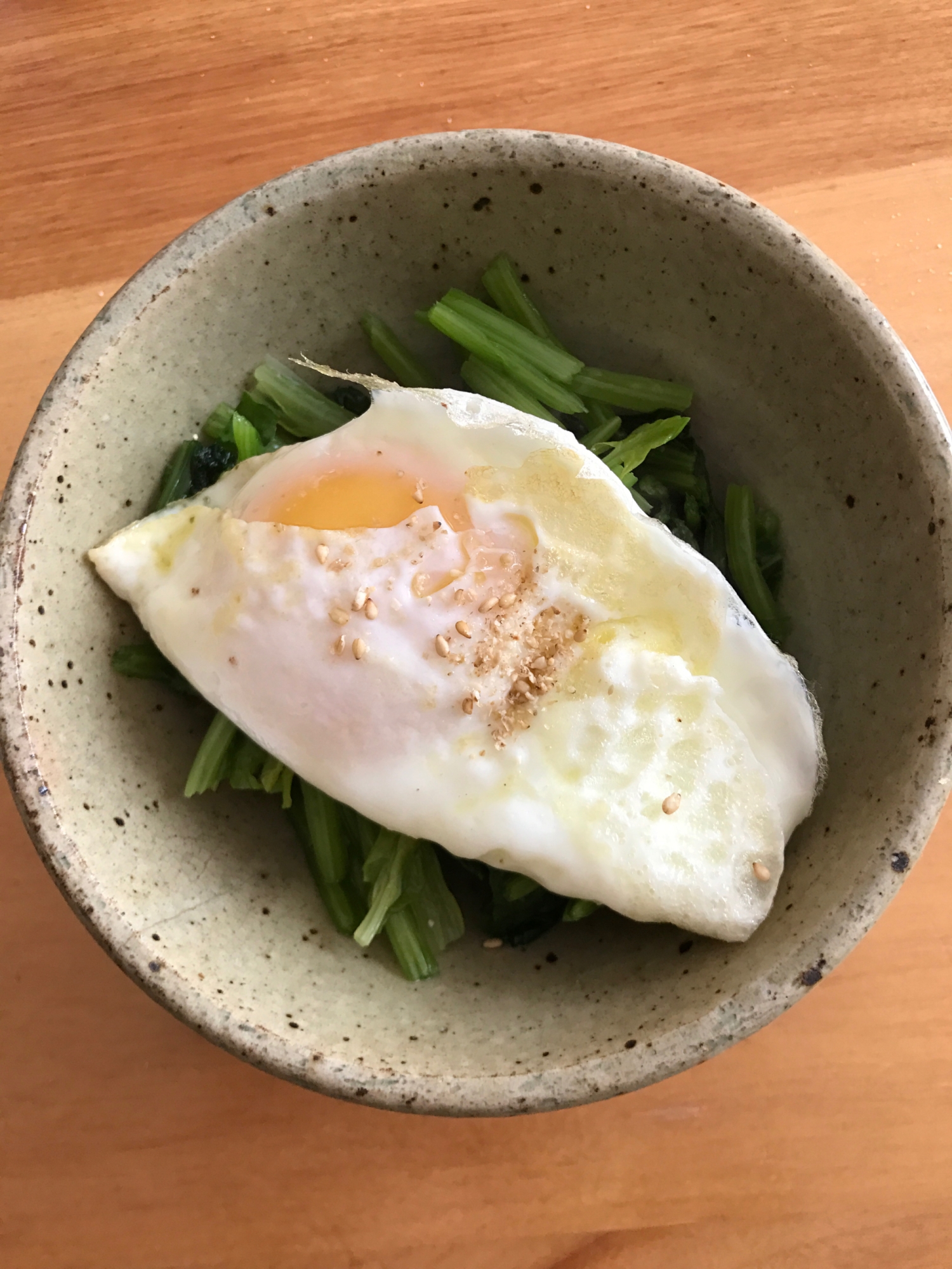 ほうれん草の目玉焼きのせサラダ