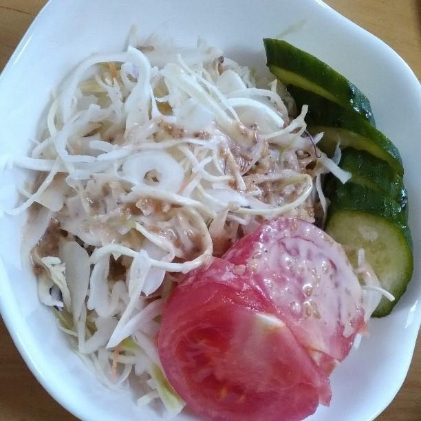 桃太郎トマトと胡瓜と千切りキャベツのサラダ