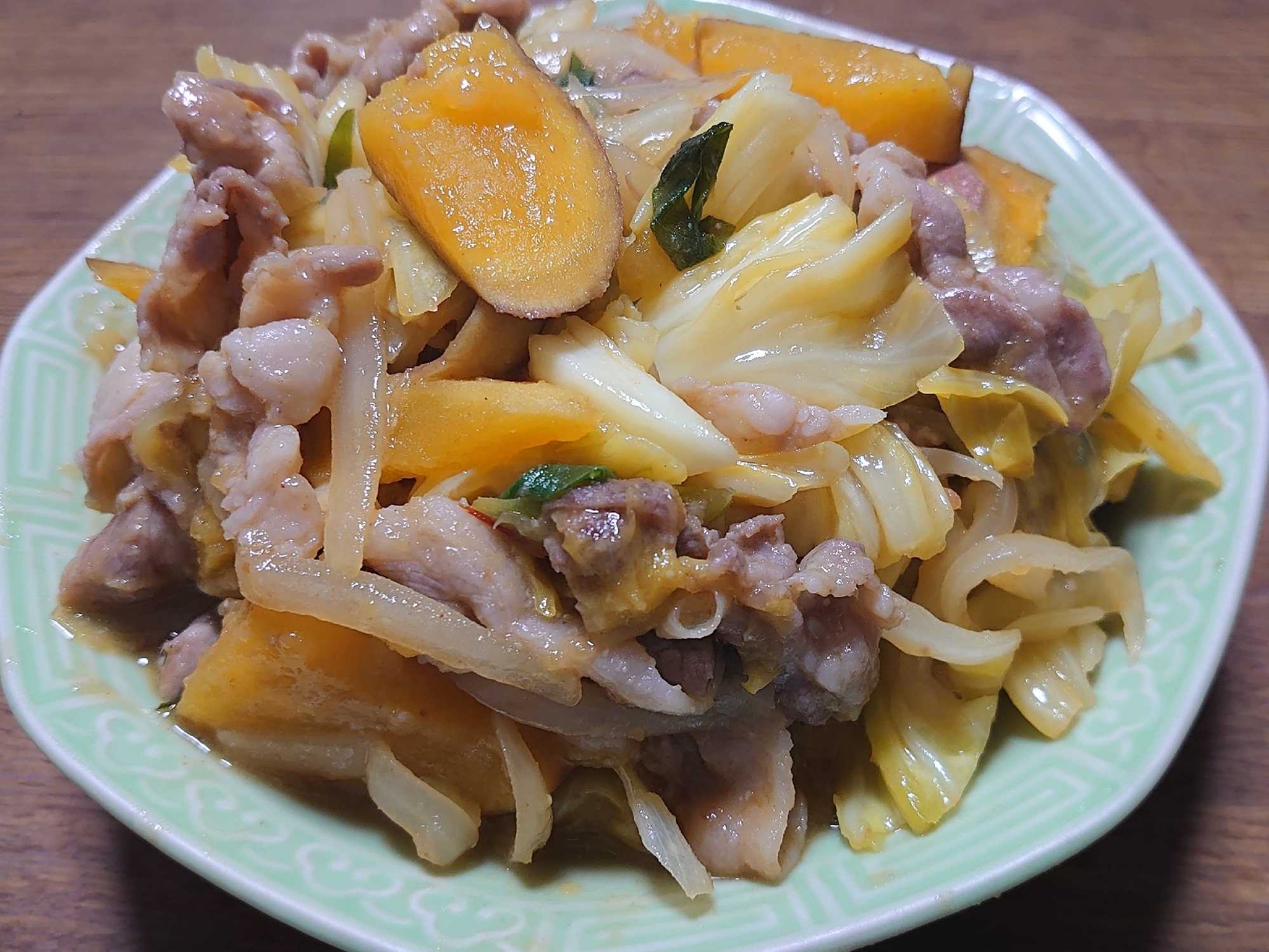 豚こまとキャベツとさつまいものピリ辛味噌炒め
