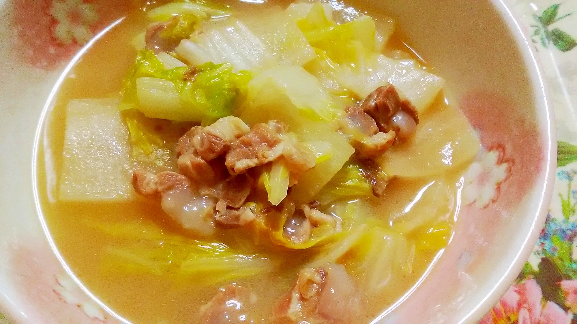 白菜、大根、豚軟骨のスープ