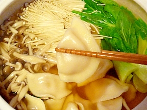 市販品で簡単♪ スープ水餃子鍋