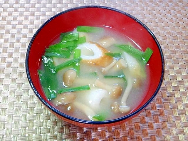 しめじとちくわニラの味噌汁