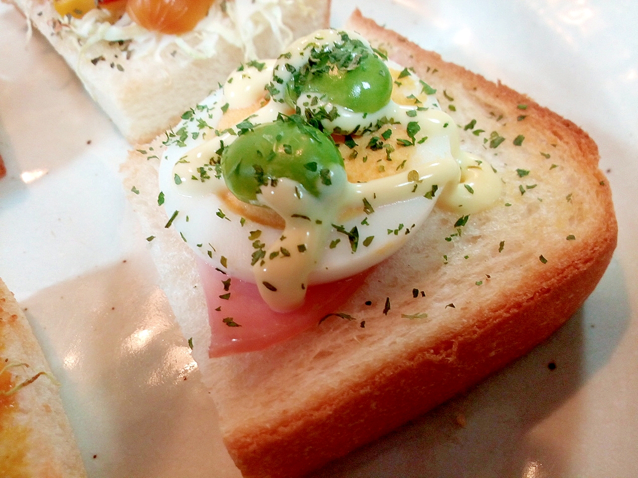 ハムとゆで卵と枝豆のミニトースト