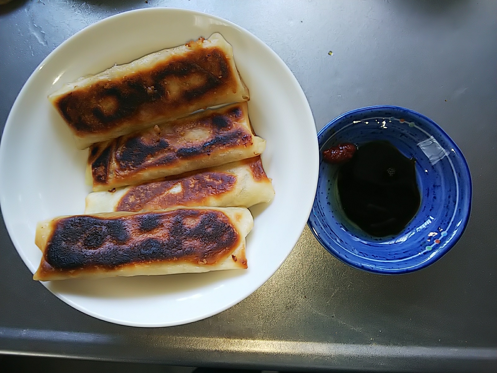 揚げずにヘルシー簡単、夕飯に焼き春巻き