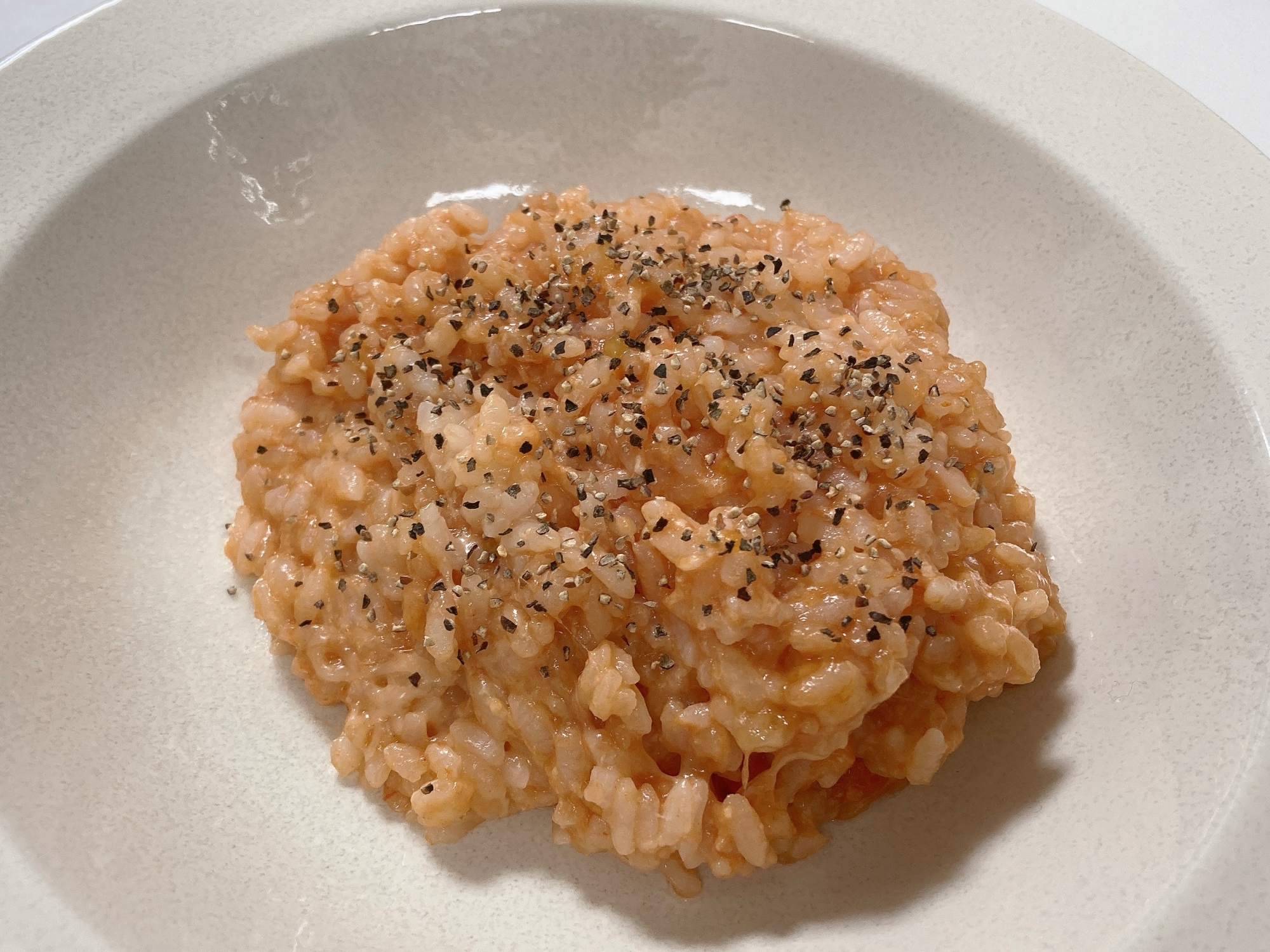 白いお皿に盛り付けたトマトリゾット