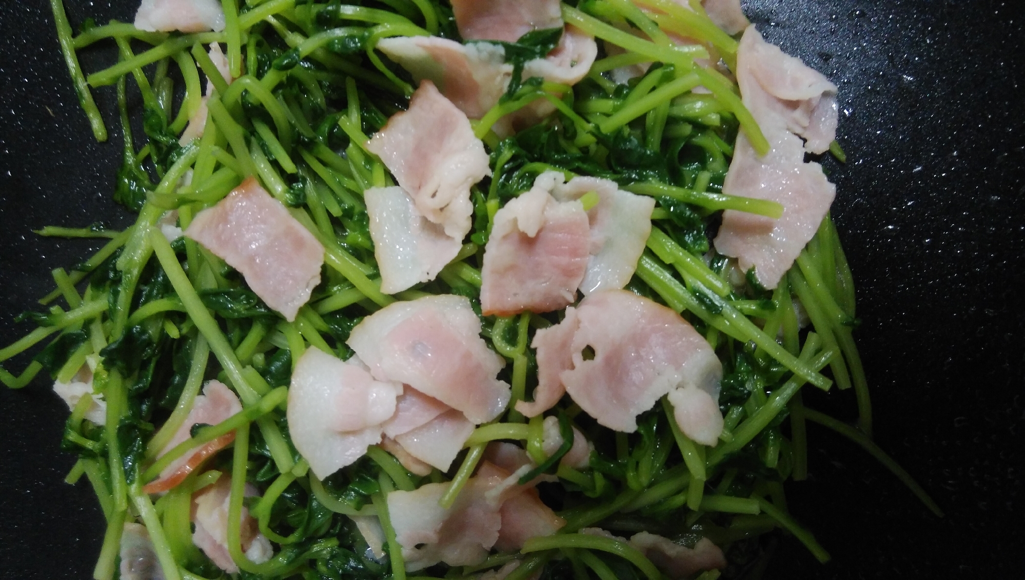 豆苗とベーコンの炒めもの