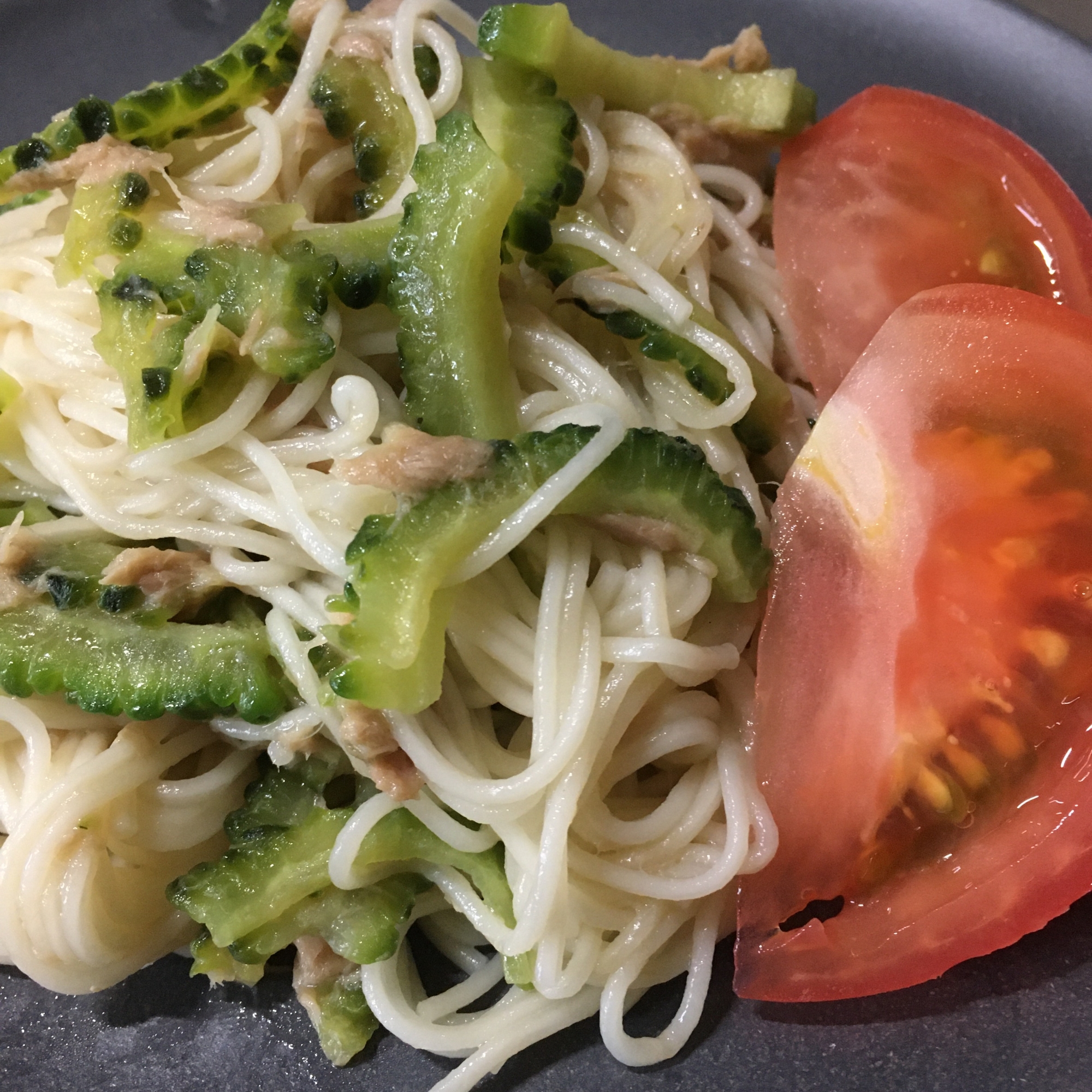 ゴーヤとツナのそうめん　トマト添え