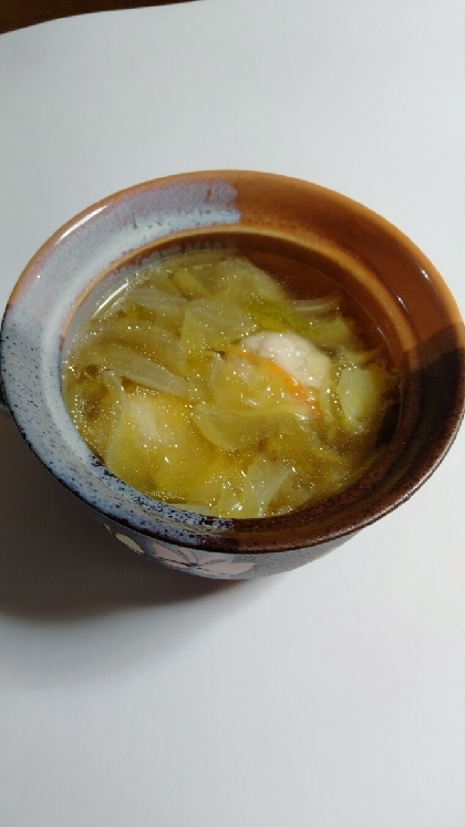 玉ねぎと人参少々加えました。キャベツ盛りだくさん摂れて嬉しい！シンプルで美味しいスープてすね。