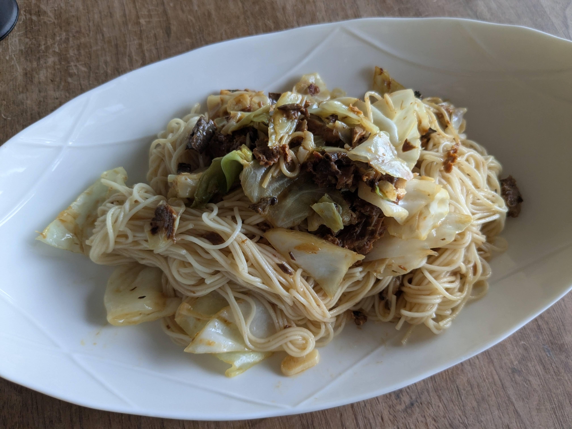 サバの味噌煮缶とキャベツでそうめん炒め