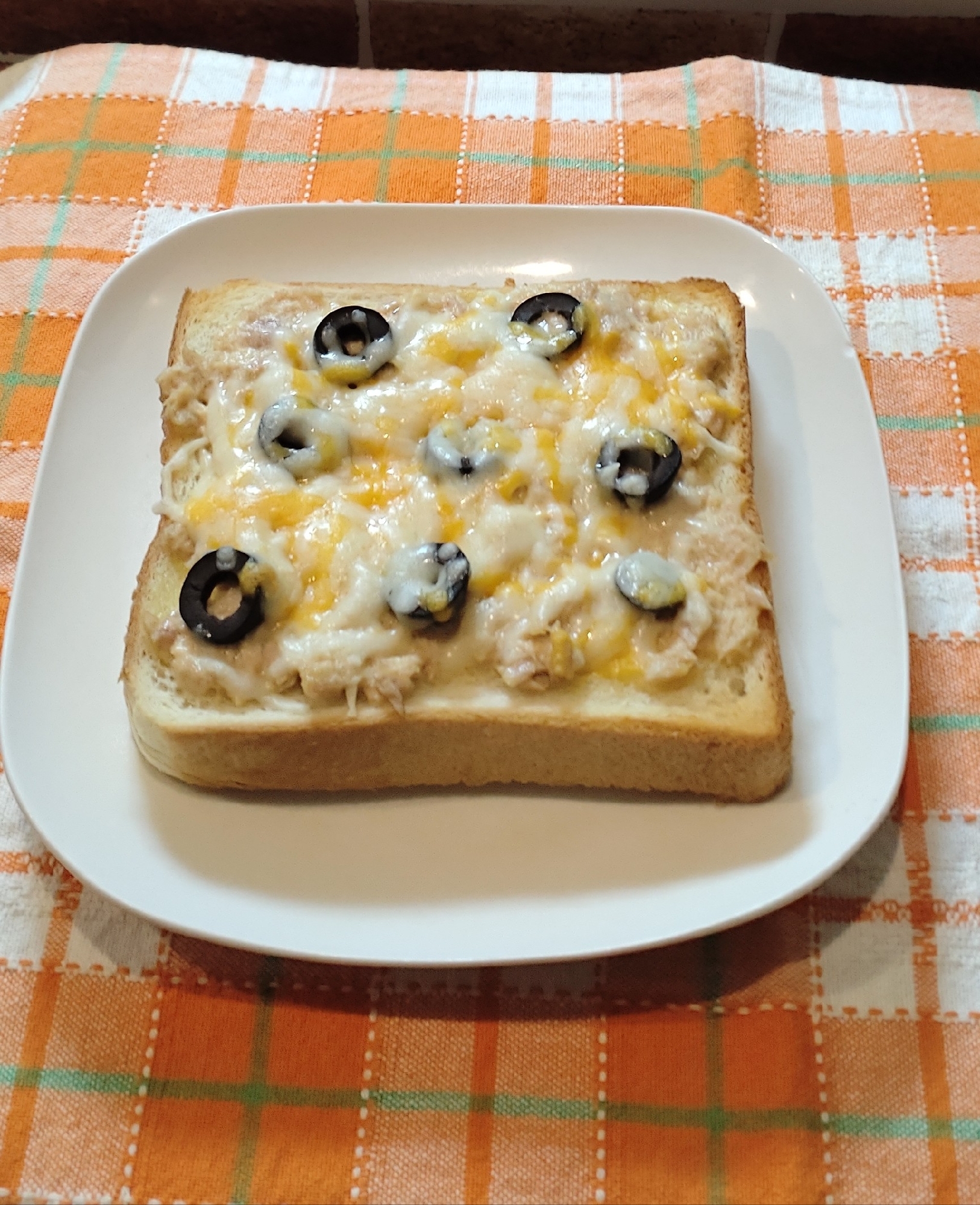 ブラックオリーブとツナのチーズトースト