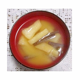 わらびと油揚げの味噌汁（昆布だし）