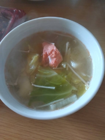 栄養満点まるまる1缶鮭缶の味噌汁