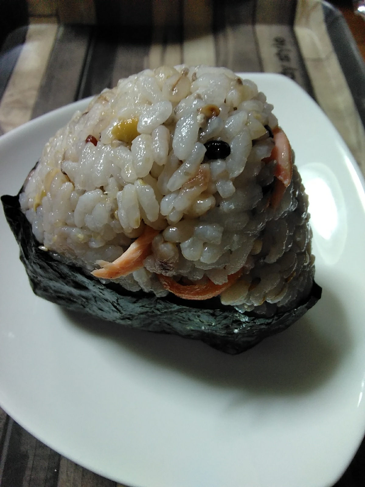 おっきな鮭むすび(雑穀米)