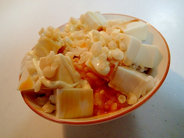 醤油・マヨ・揚げ玉で　絹豆腐と卵黄のご飯♬