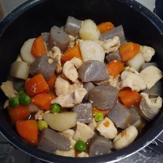 鶏むね肉と蒟蒻と人参と長芋とえんどう豆の煮物