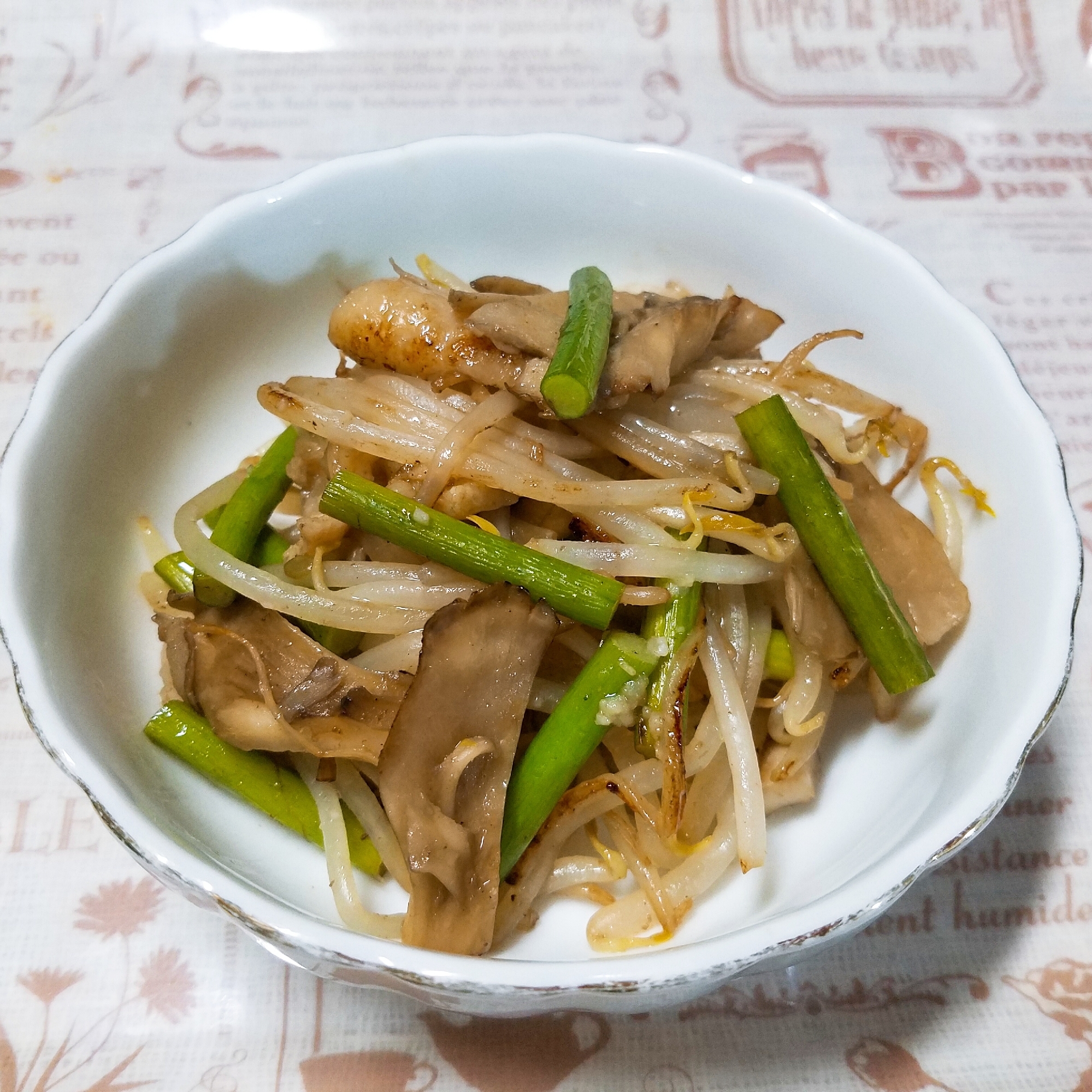 もやし・にんにくの芽・鶏皮・舞茸の炒め物