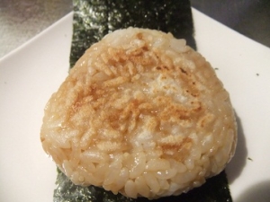 冷凍保存で夜食にぴったりおかかチーズ焼きおにぎり