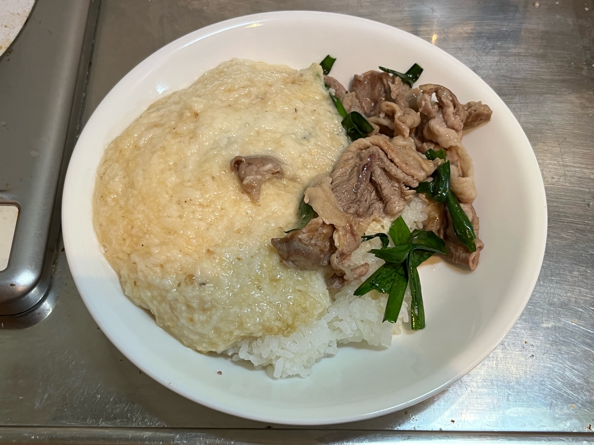 豚肩肉とニラ炒めを載せたとろろ丼