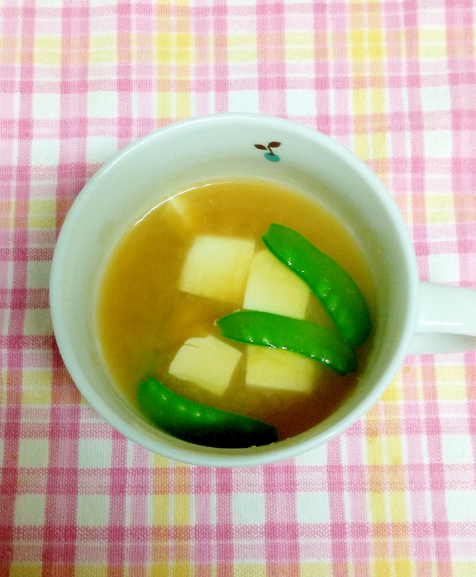 豆腐とエンドウの味噌汁