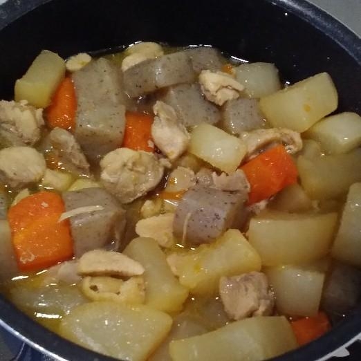 鶏肉と蒟蒻と大根と人参の煮物
