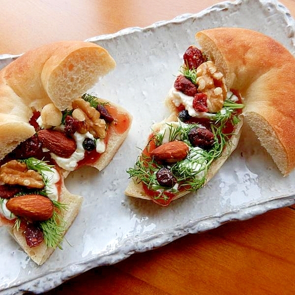 苺ジャム&クリチ&ナッツミックスで❤ベーグルサンド