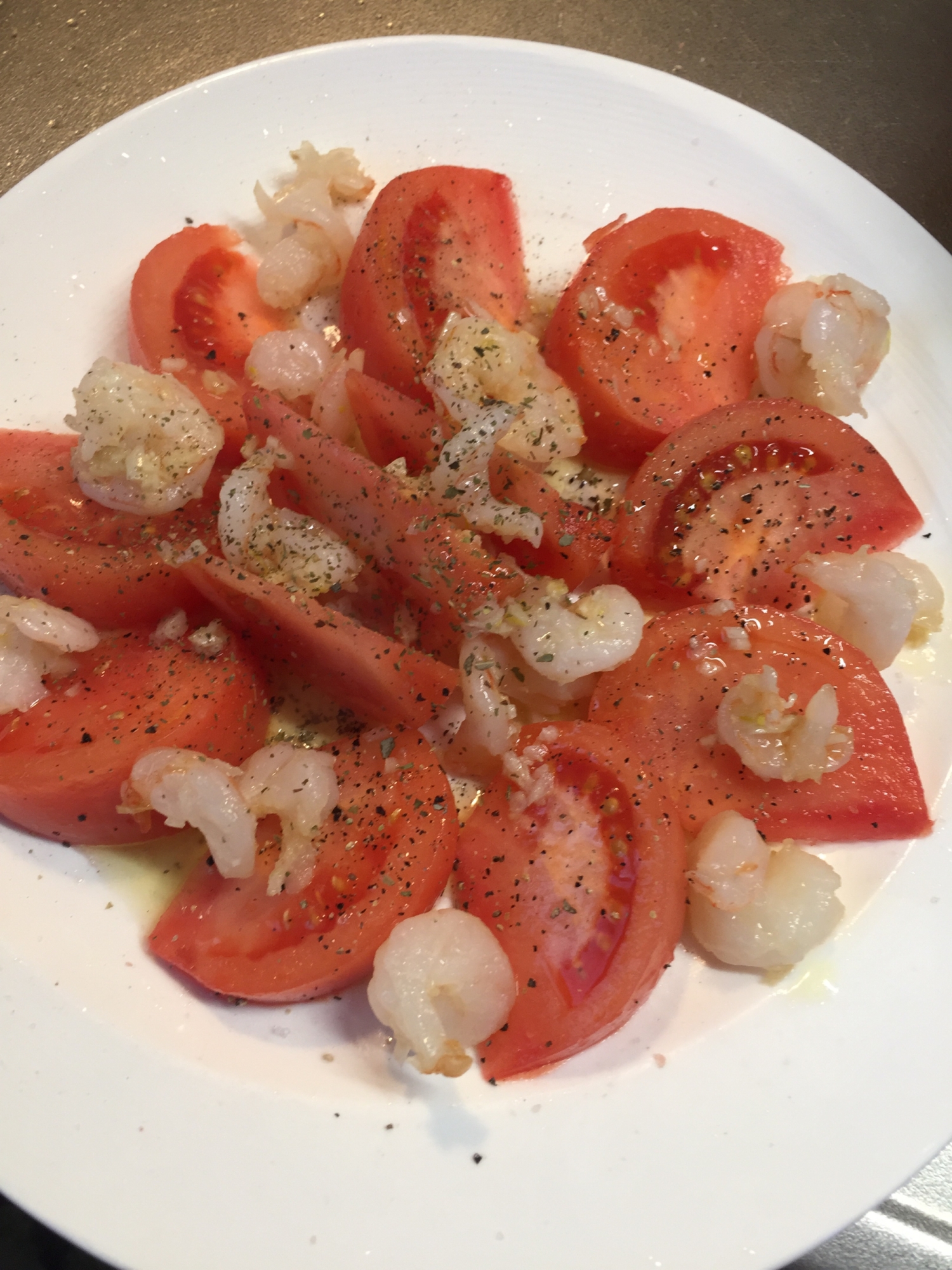 トマトと海老のアヒージョ風サラダ