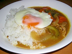 ゴーヤと目玉焼きのカレーライス