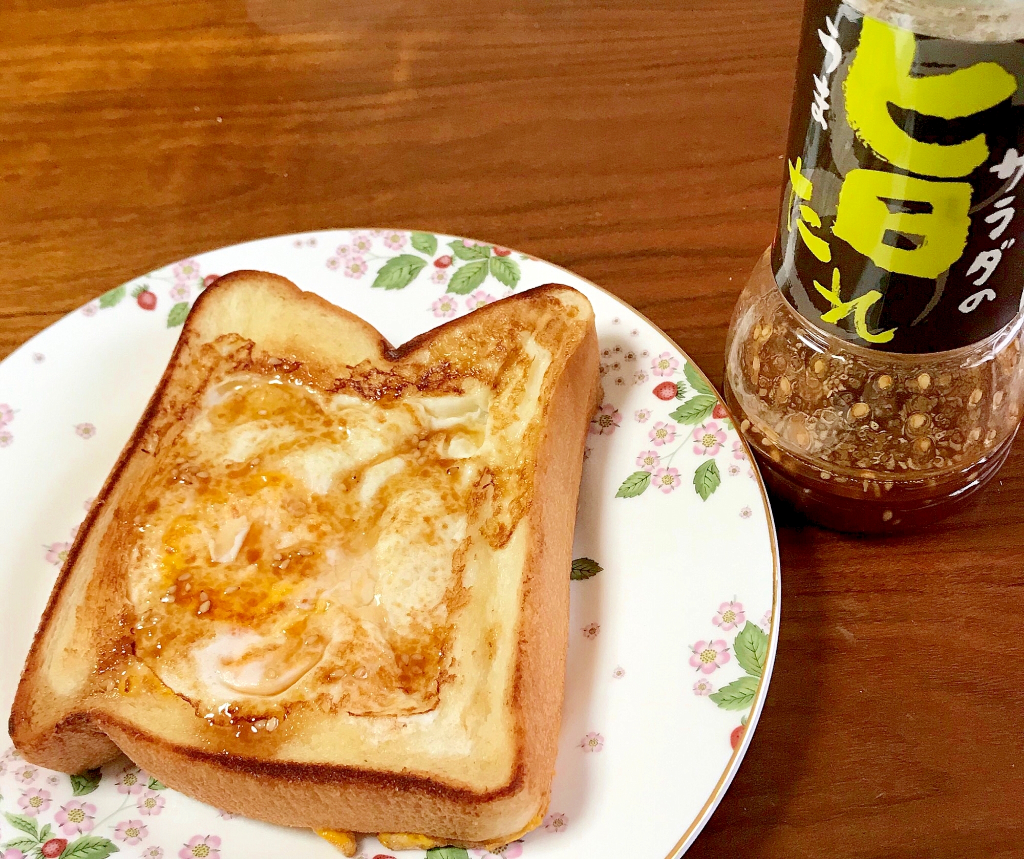 フライパンでチーズ目玉焼きトースト×サラダの旨たれ