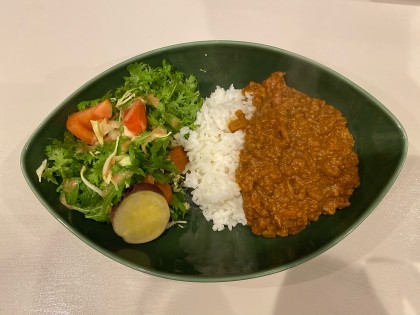 カレーにきな粉を入れたのははじめてでした。
きな粉感はスパイスに混ざり込みあまり感じませんが更に栄養が取れるので嬉しく思いました。