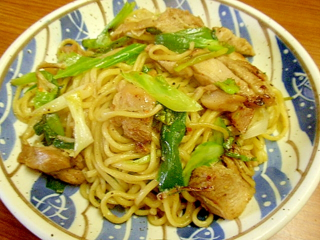 余った鶏肉で、塩麹焼きそば