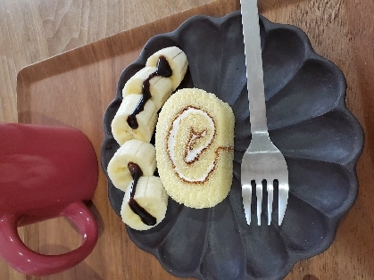 市販のロールケーキデコ❤️いちごの飾り切りを添えて