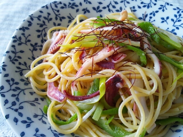 余った鰹たたきタレで☆ボイルいかとピーマンのパスタ