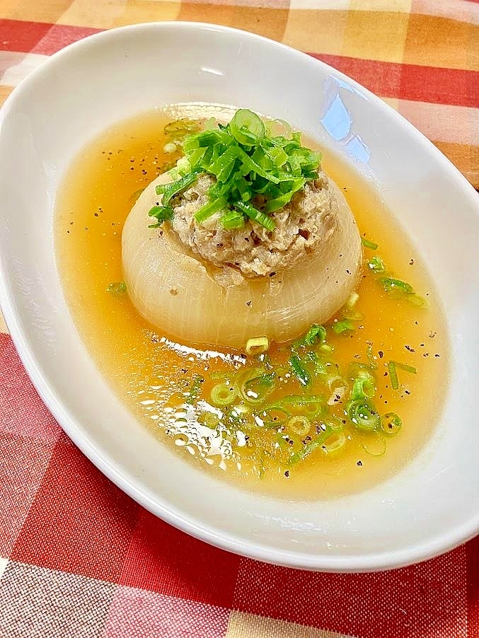 白い楕円形の皿に盛り付けた新玉ねぎの肉詰めスープ