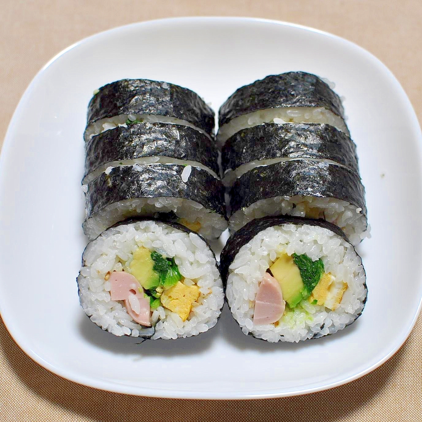 魚肉ソーセージと卵とアボカドの太巻き寿司