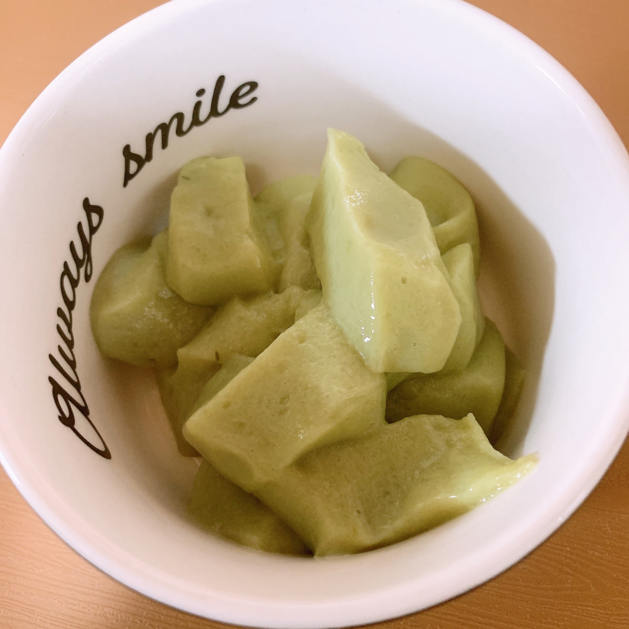 白い器に盛られたサイリウムの抹茶ミルクわらび餅