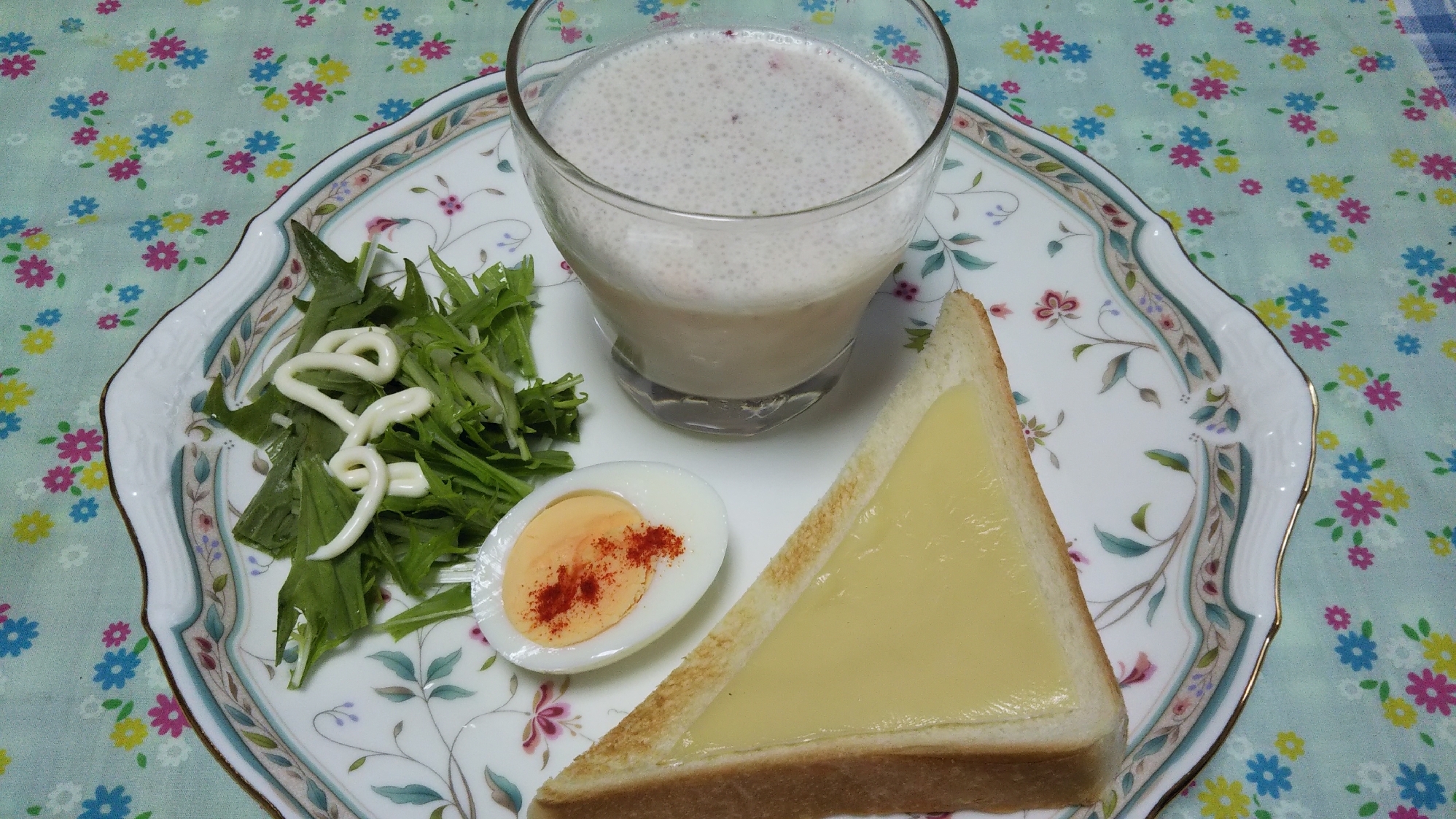 苺バナナスムージーとチーズトーストと茹で卵の朝食☆