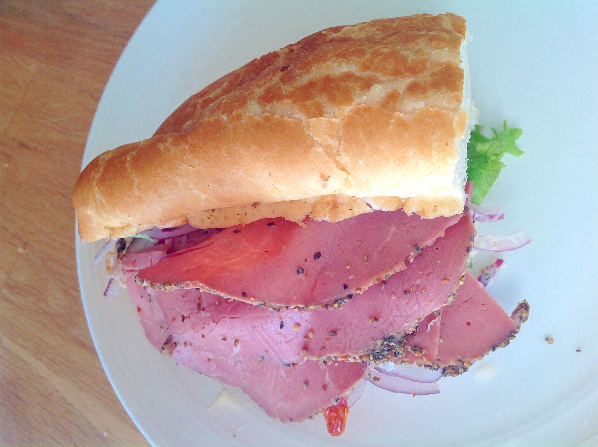 ソフトフランスパンで野菜とパストラミのサンドイッチ