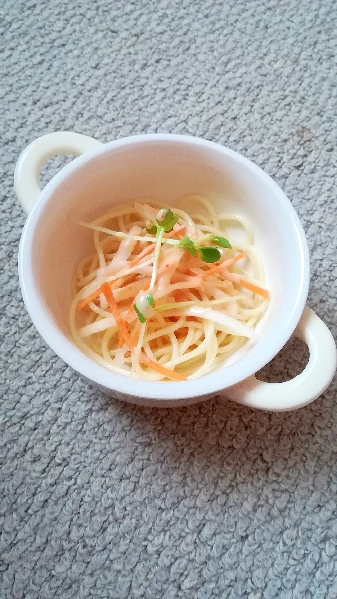 かいわれとにんじんと大根のごまダレサラダパスタ