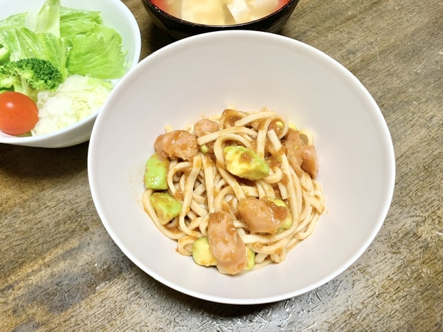 うどんレシピ　トマトとアボカドのうどん