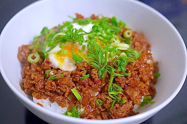 簡単、激ウマ！　坦々丼（温泉卵のせ）