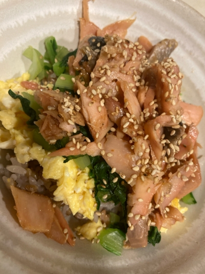 生姜がポイント♪鮭と小松菜の☆3色丼