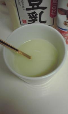 pyocoさんのおすすめ通り濃いめの緑茶で作りました。豆練乳を入れてお茶の苦みがまろやかになりました。ご馳走さまです♪