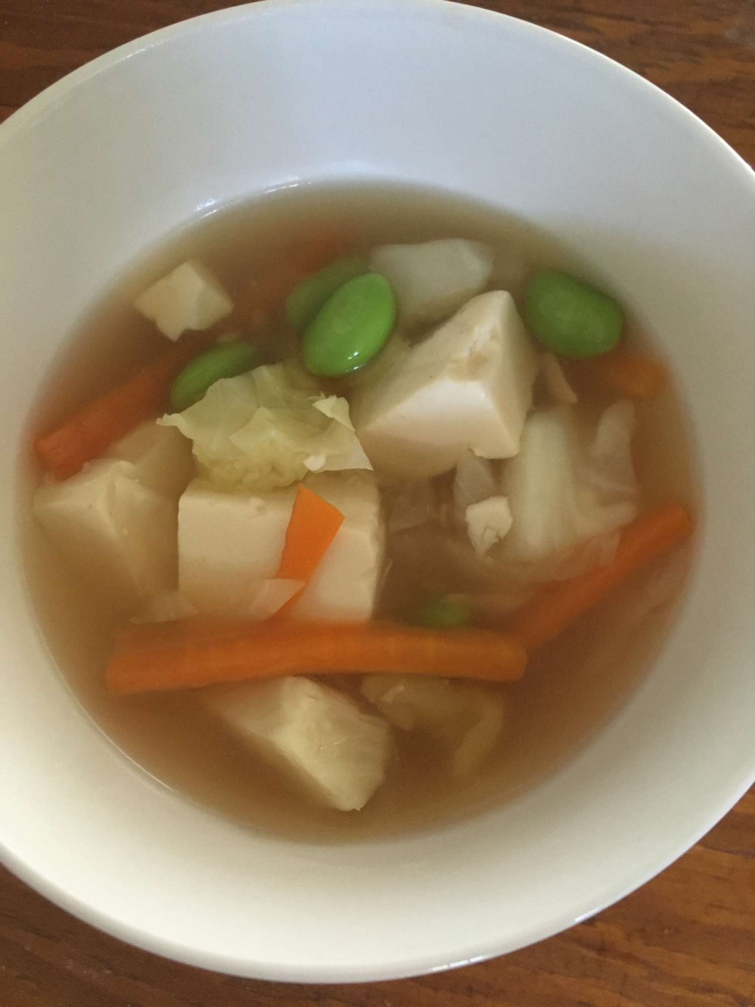 豆腐と枝豆人参の彩りコンソメスープ
