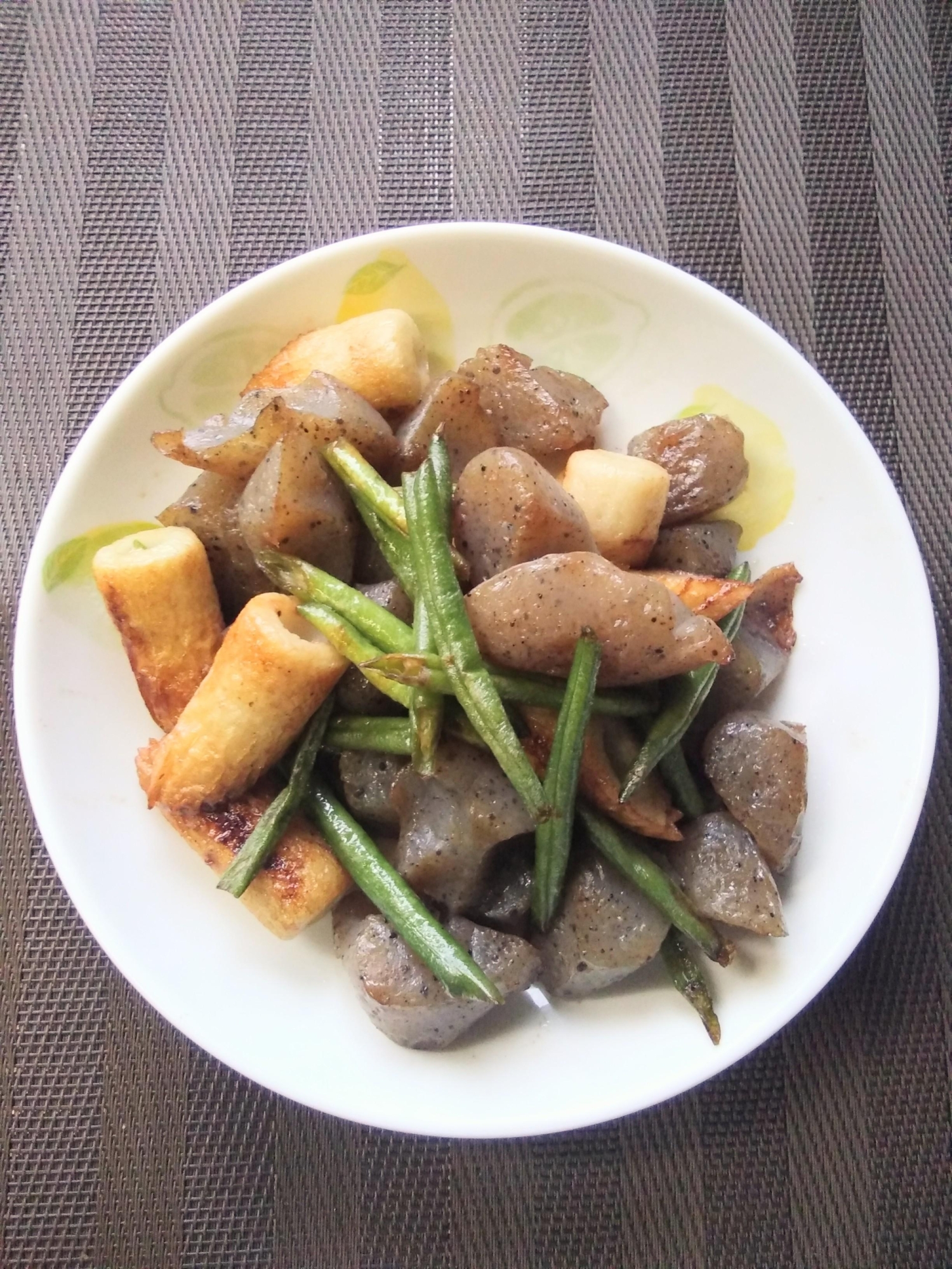 こんにゃくとちくわとインゲンの炒めもの