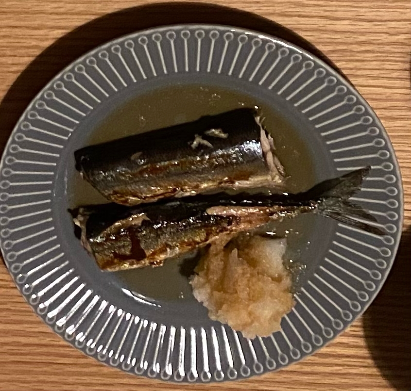 大根おろしとポン酢で食べる秋刀魚