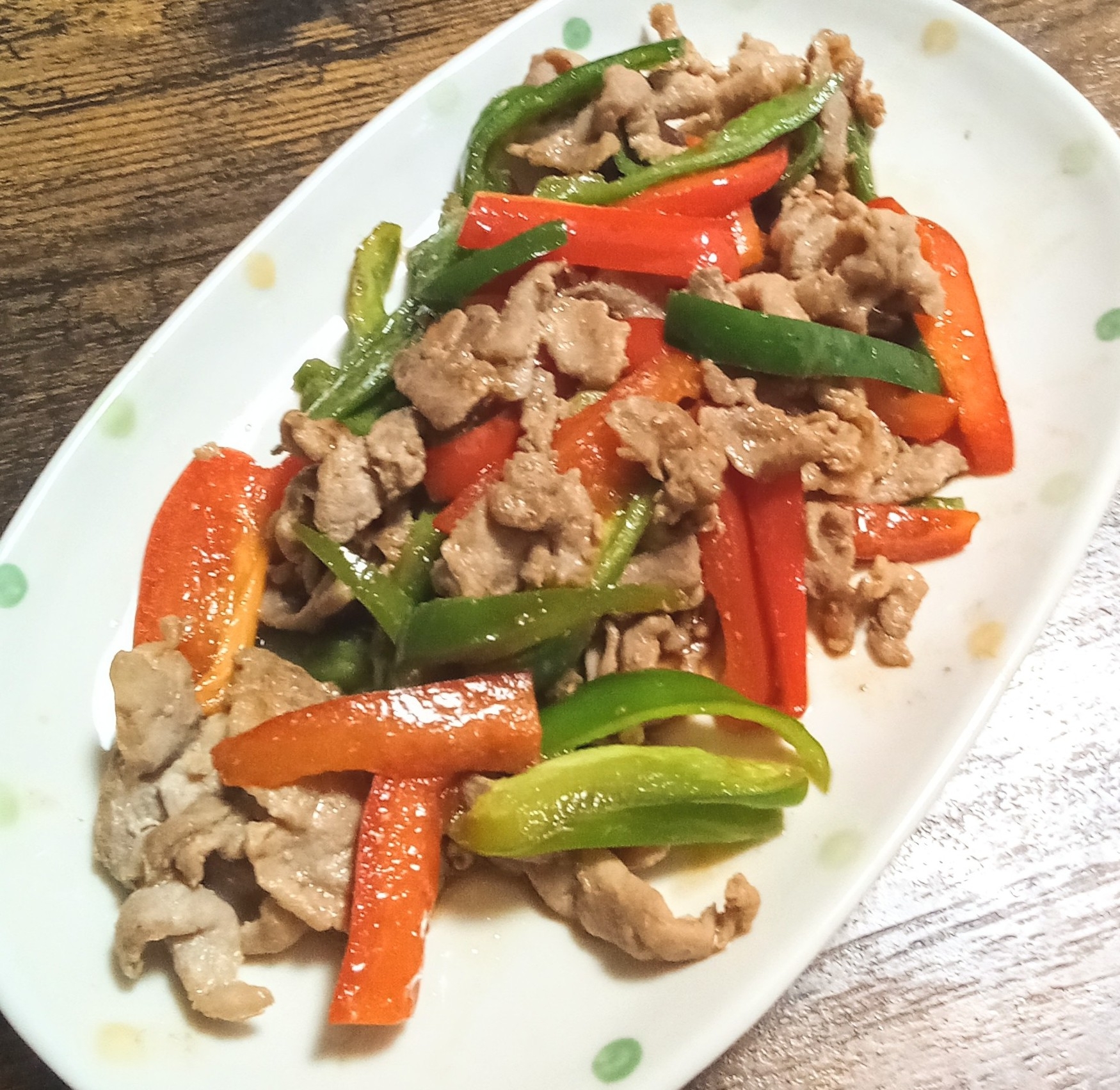 今日は、豚こま肉とパプリカDeオイスターソース炒め