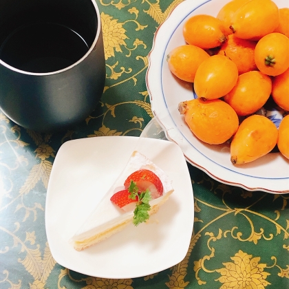 amnos73ちゃん、蜂蜜入り紅茶と一緒にフルーツと、くるくるではないですがケーキをいただきました✧˖とても美味しかったです‎♡素敵なレシピありがとうございます