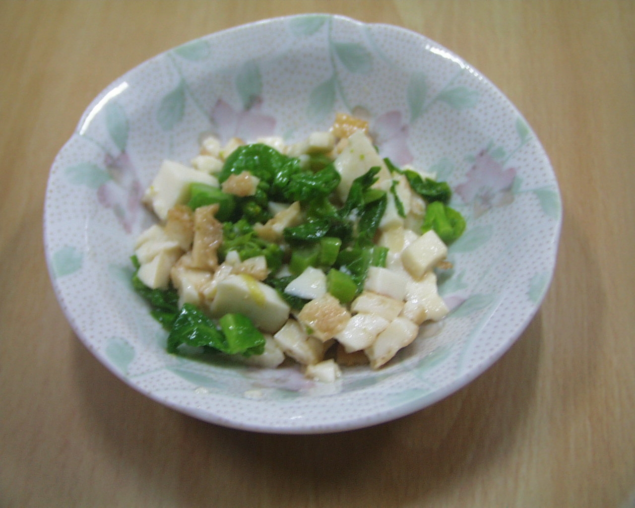 豆腐、菜の花、揚げ玉味噌炒めの添え物
