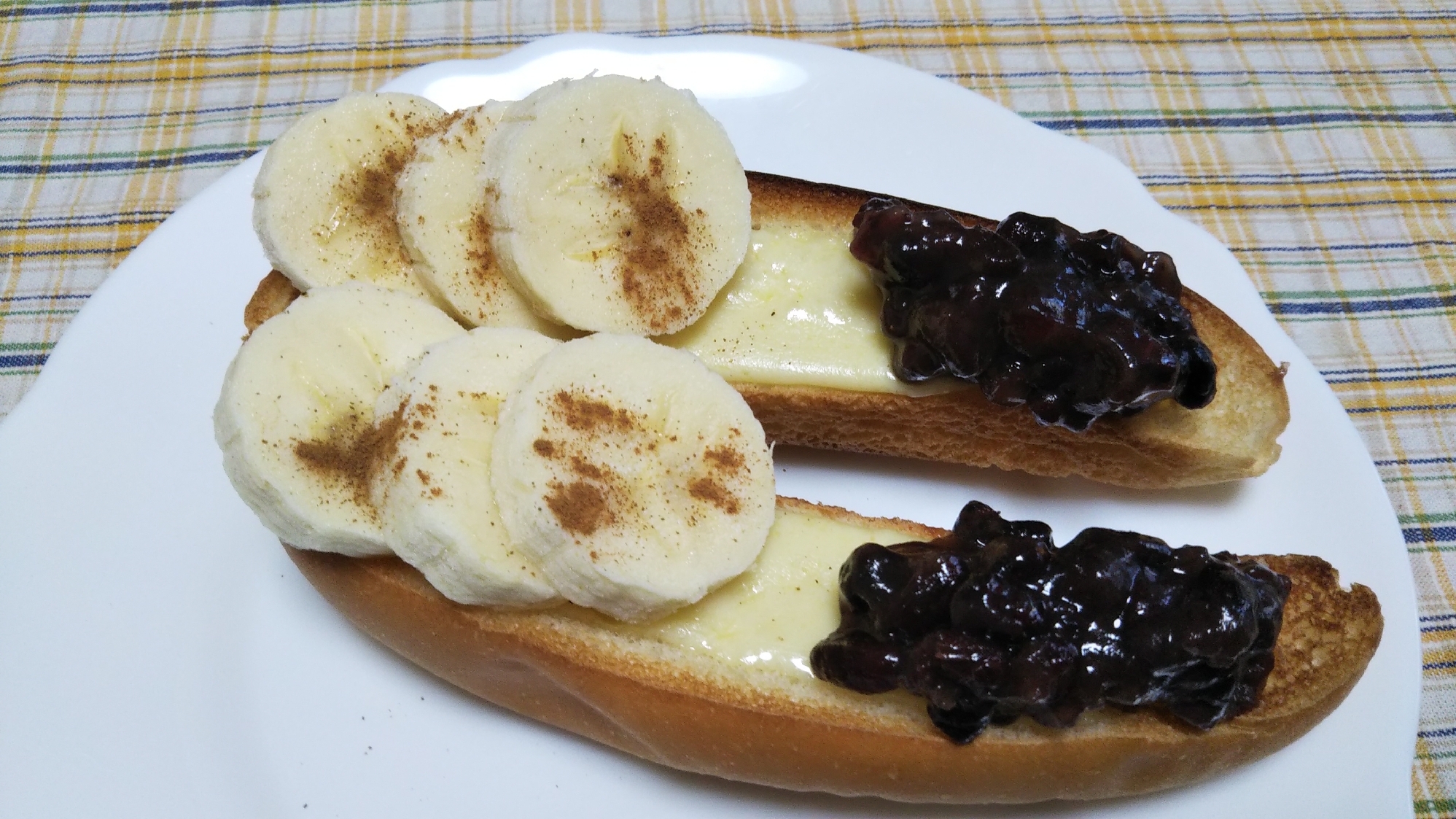 バナナと茹で小豆のチーズトーストシナモンかけ☆