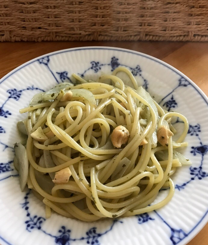 カシュナッツと新玉ねぎのバジルソースパスタ